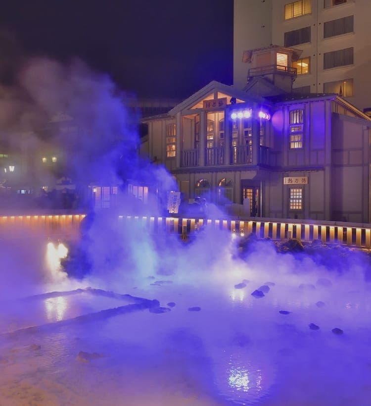夜の湯畑の写真